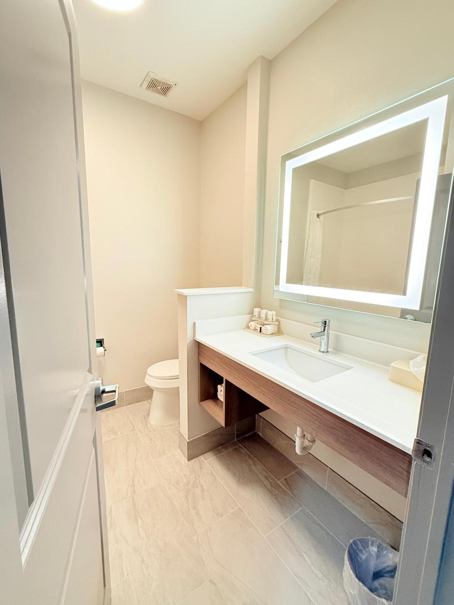 Holiday Inn Express Kenedy By Ihg Buitenkant foto