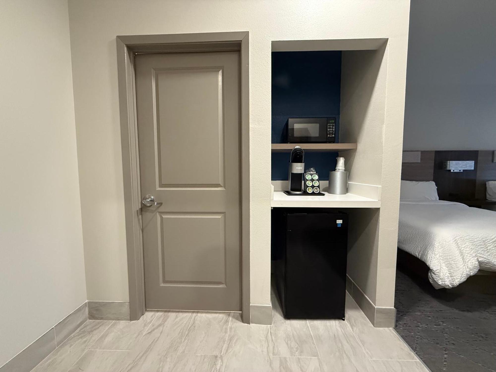 Holiday Inn Express Kenedy By Ihg Buitenkant foto