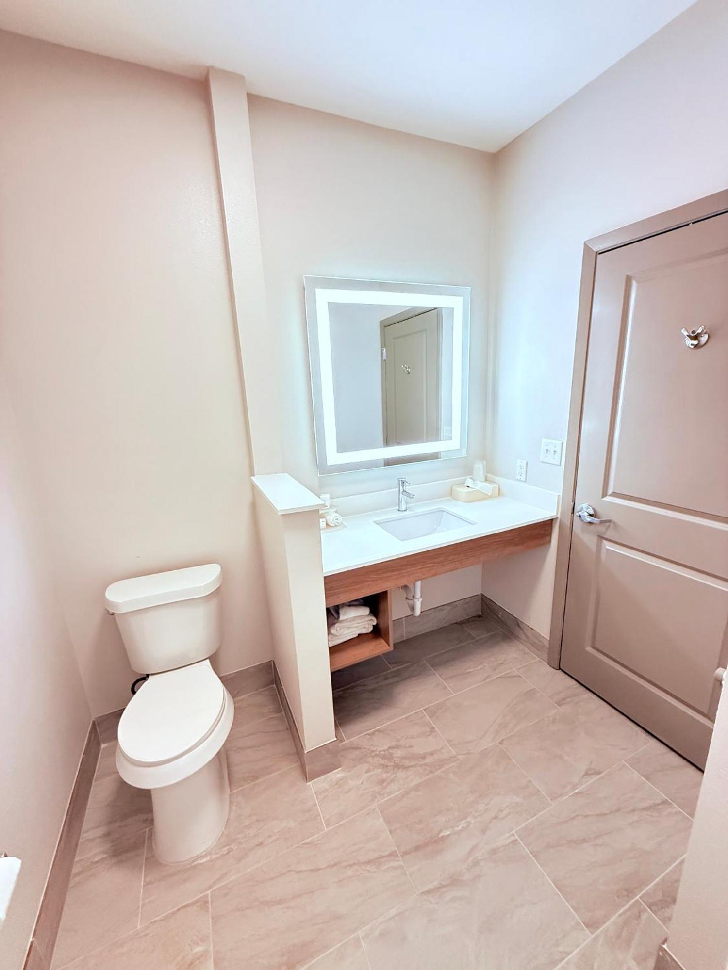 Holiday Inn Express Kenedy By Ihg Buitenkant foto
