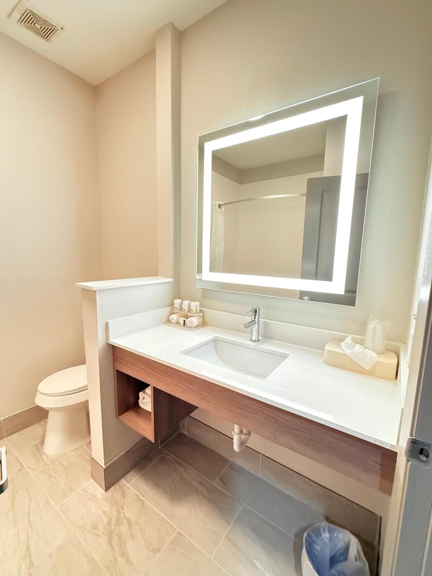 Holiday Inn Express Kenedy By Ihg Buitenkant foto