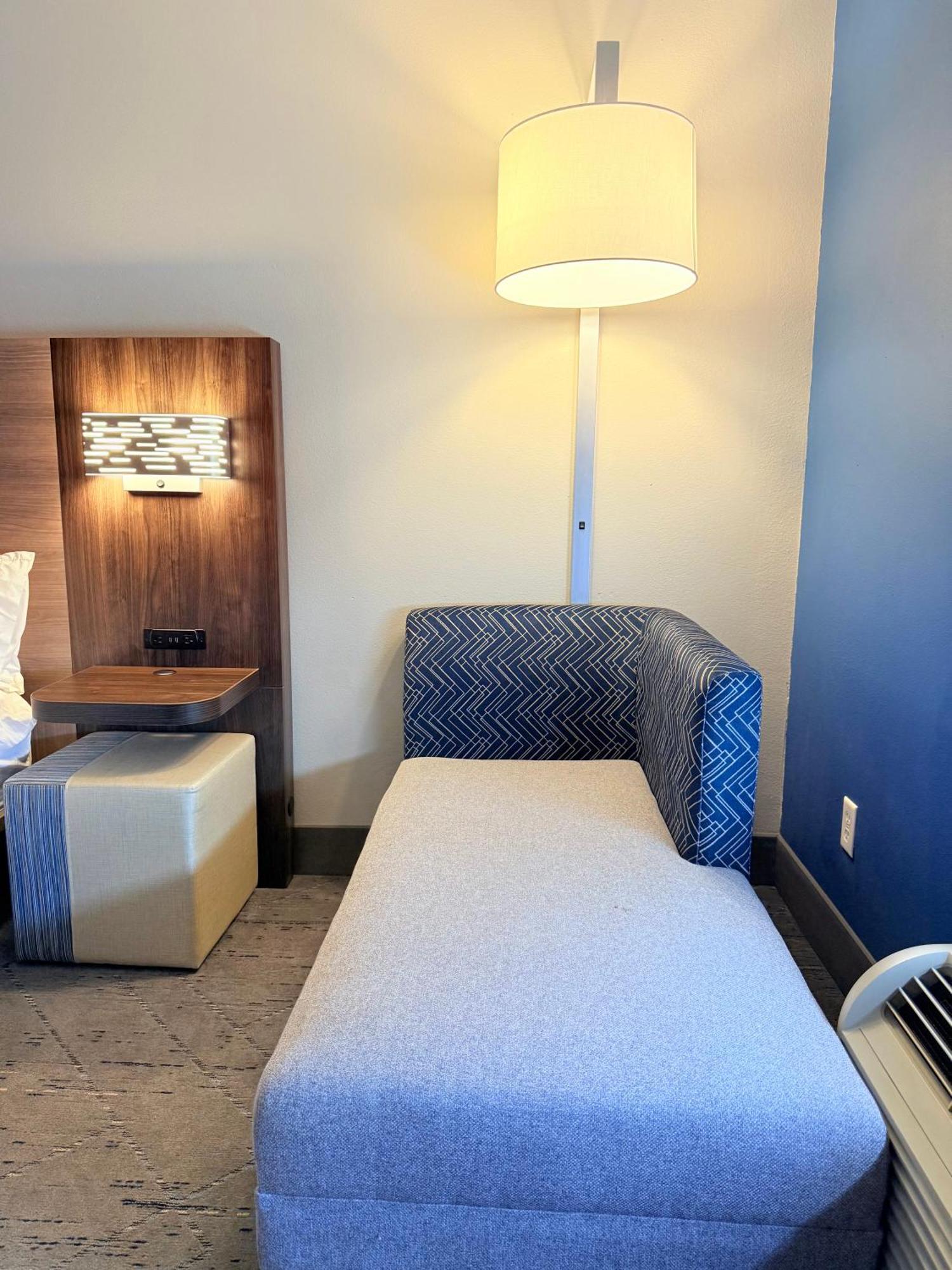 Holiday Inn Express Kenedy By Ihg Buitenkant foto