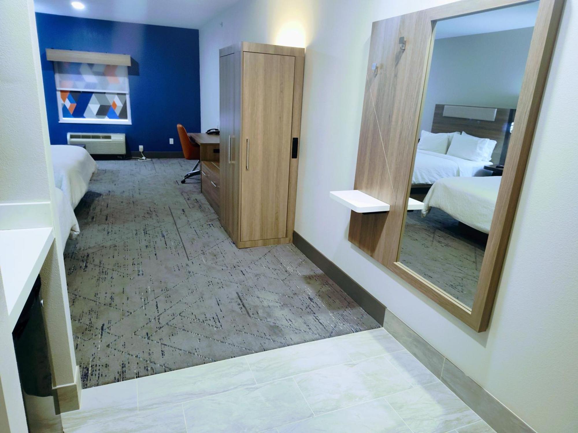 Holiday Inn Express Kenedy By Ihg Buitenkant foto