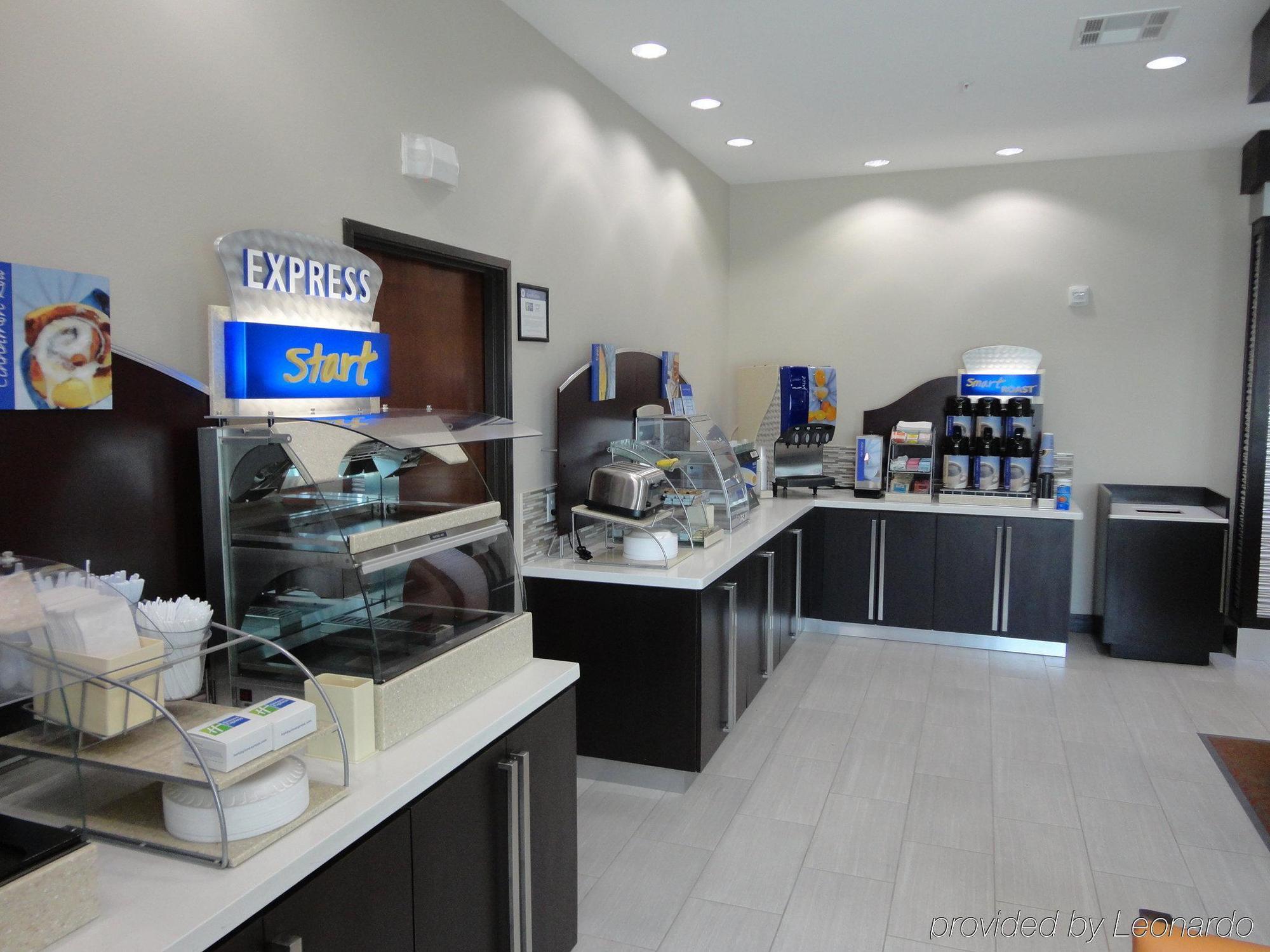 Holiday Inn Express Kenedy By Ihg Buitenkant foto